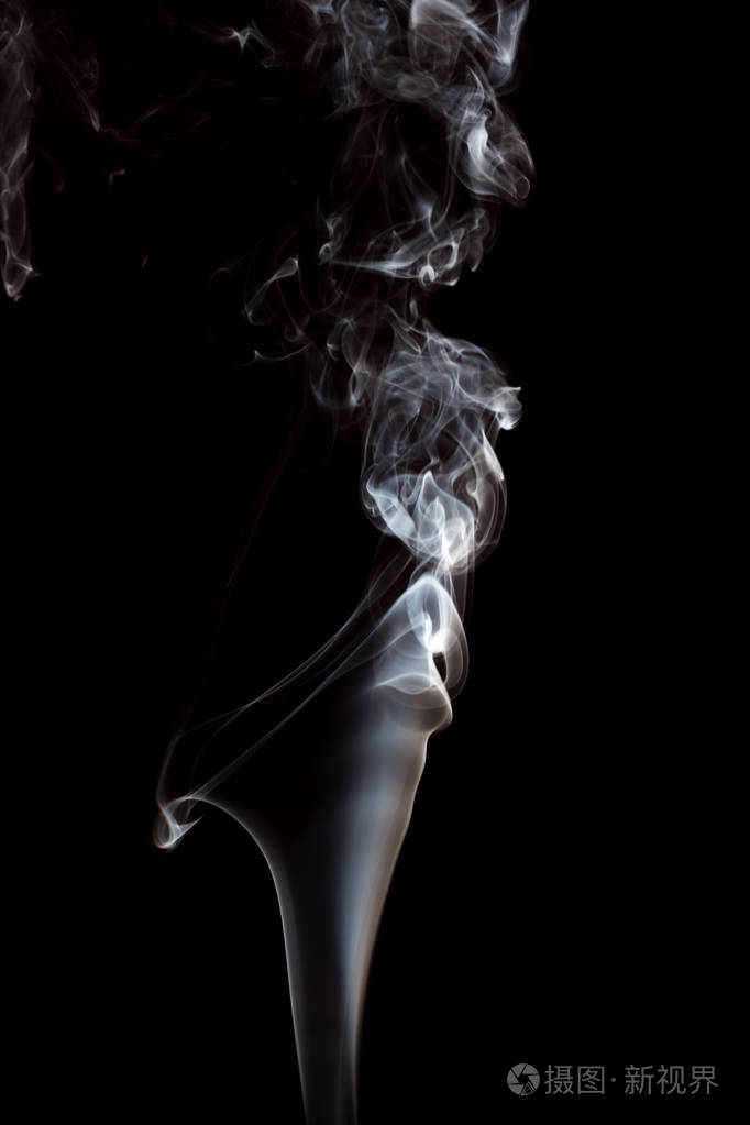 黑色背景上的烟雾