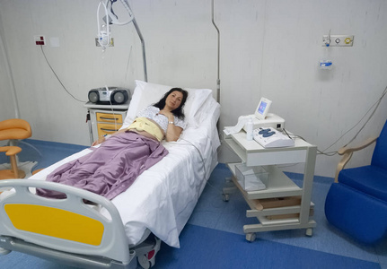 怀孕和医疗保健概念 分娩前做心电图的女人.照片