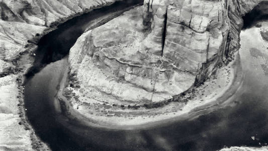 亚利桑那州黑白相间马蹄弯的鸟瞰图。