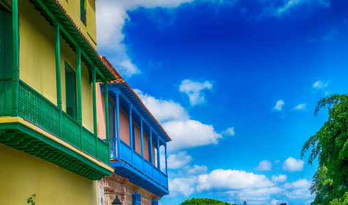古巴哈巴纳五颜六色的建筑。