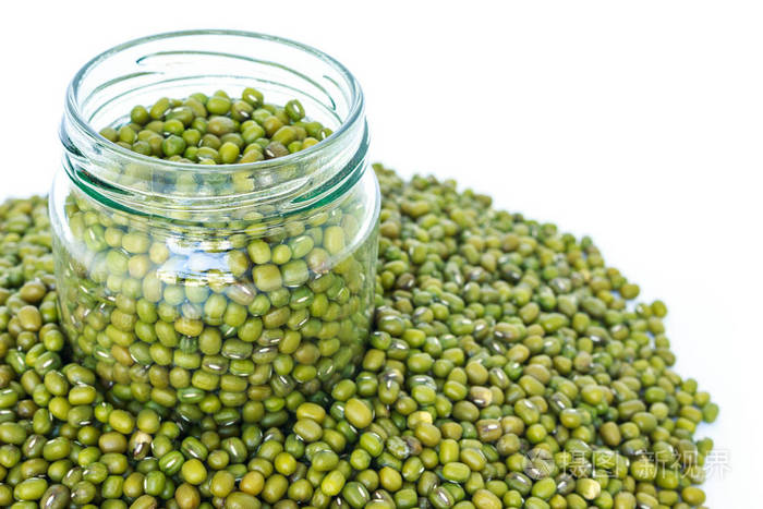 白色背景玻璃瓶中的绿豆绿