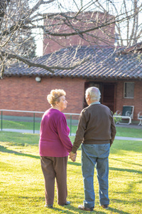 幸福的老年夫妇在花园里散步。