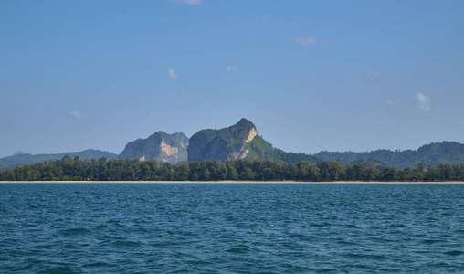 美丽的热带岛屿和海洋与海滩景观暑假作为背景