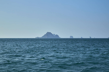 美丽的热带岛屿和海洋与海滩景观暑假作为背景