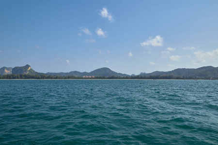 美丽的热带岛屿和海洋与海滩景观暑假作为背景