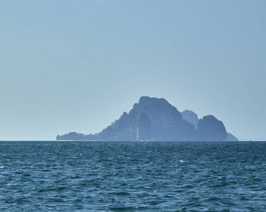 美丽的热带岛屿和海洋与海滩景观暑假作为背景