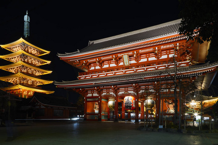 东京夜半阪神庙的美丽地标