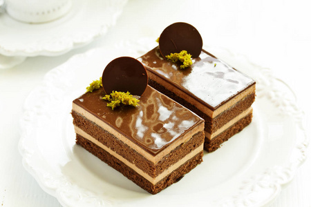 一块美味的巧克力蛋糕。