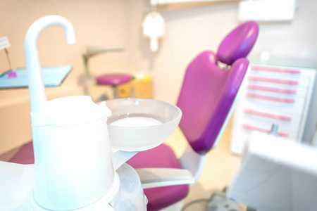 现代牙科室。 牙科椅和牙医使用的其他配件。