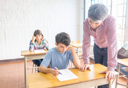 教授向学生解释如何进行练习。