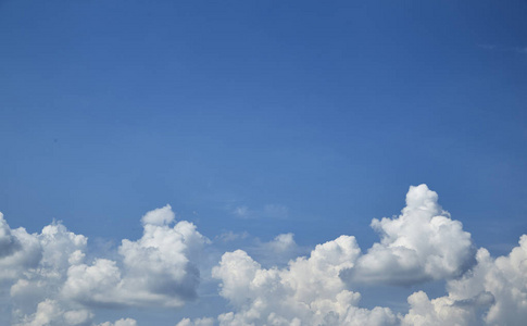 淡蓝白天淡蓝的天空,背景是白云照片