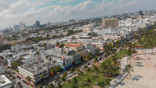 鸟瞰迈阿密海滩天际线和海岸线在阳光明媚的一天佛罗里达。