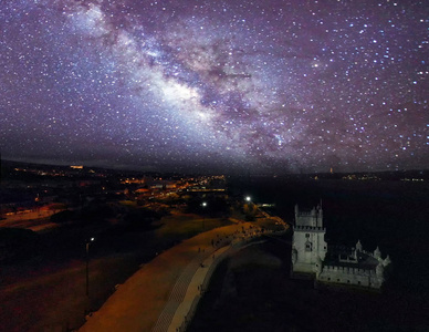 贝伦塔航空观景台上繁星点点的夜晚里斯本。