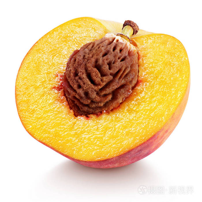 成熟的半桃果与坚果分离在白色背景与剪裁路径. 完全的景深.