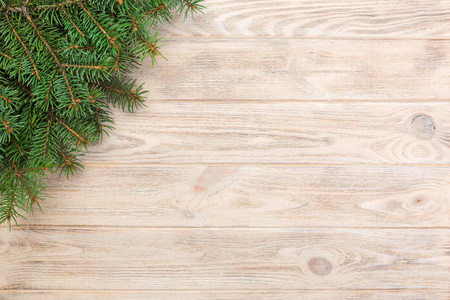 圣诞灰色木制背景与杉树和复制空间。 顶部视图空空间为您的设计。