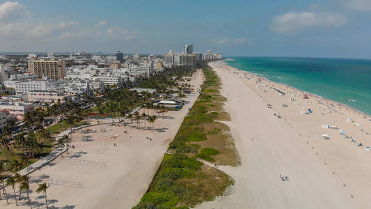 鸟瞰迈阿密海滩天际线和海岸线在阳光明媚的一天佛罗里达。