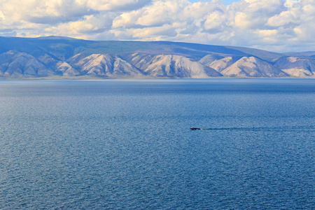 贝加尔湖海湾小海。 从奥克洪岛俯瞰大陆。 俄罗斯
