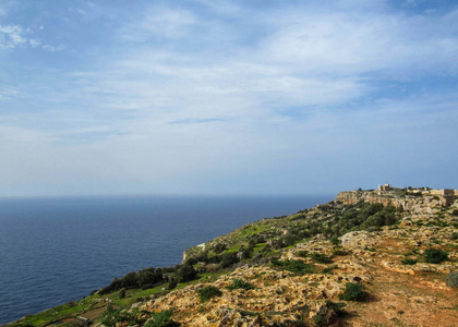 有定立悬崖的景观，地中海和马耳他欧洲郁郁葱葱的乡村景色