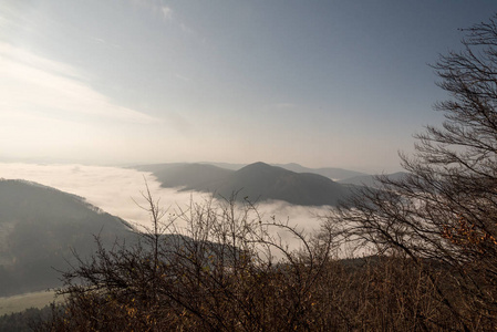 秋山景观，雾在瓦赫河谷山脉和蓝天从克拉比山在javorniky山附近的波瓦兹斯卡比斯特里察城市斯洛伐克