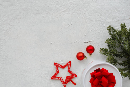 圣诞背景与雪花杉树圣诞礼物与红色丝带和圣诞节装饰。鸟瞰。 复制您的文本空间。