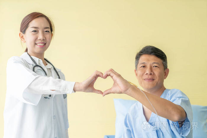 亚洲女医生微笑,用手刮心,老年病人选择性聚焦点