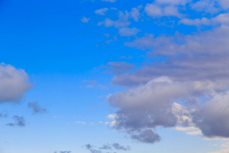 蓝天白云。 抽象的自然背景。
