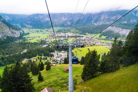 从瑞士Grandelwald村上方的缆车上观看。