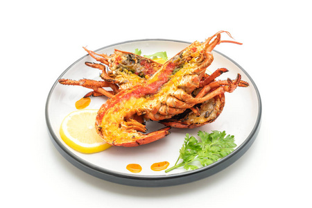 龙与虎烤龙虾排与柠檬分离白色背景照片
