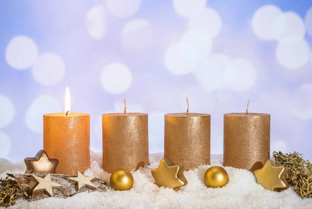 四支金色的蜡烛，第一支蜡烛点燃，圣诞装饰躺在雪地里，作为模板