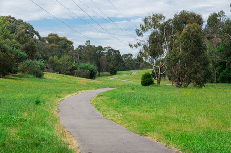 澳大利亚墨尔本北东郊区Templestowe的绿沟线性公园。
