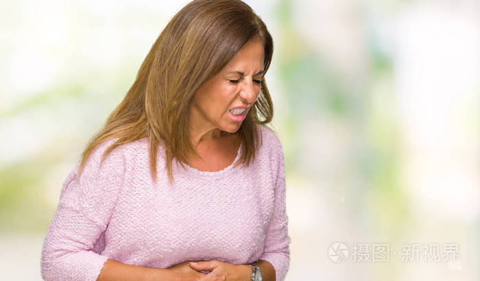 在孤立的背景上,手放在肚子上,因为消化不良,痛苦的疾病,感觉不舒服