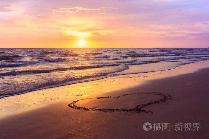 太阳下沙滩上的心形图案