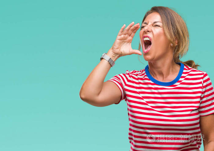 中年老年西班牙裔妇女在孤立的背景下大声喊叫并大声尖