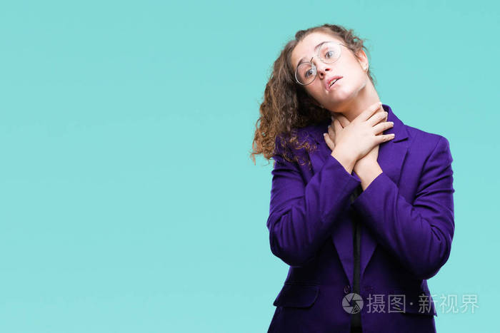 年轻的黑发学生女孩穿着校服和眼镜在孤立的背景上大喊大叫和窒息