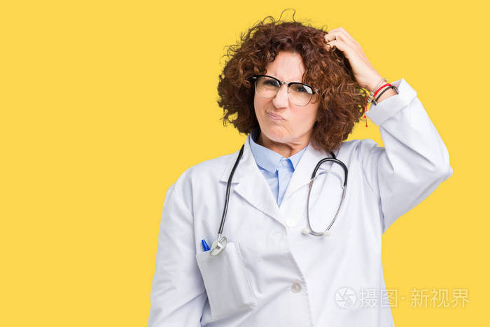 中年老年医生女性对孤立的背景感到困惑和疑惑不确定带着怀疑用手在