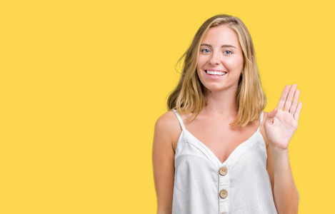 美丽的年轻女子,在孤立的背景下放弃打招呼,快乐和微笑,友好的欢迎