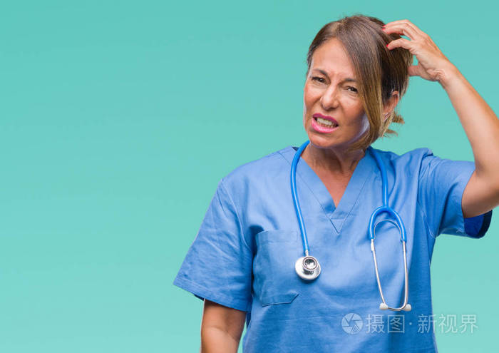 中年老年护士女医生过孤立的背景困惑和疑惑的问题不确定带着怀疑用手