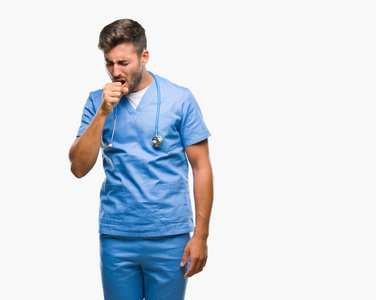 年轻英俊的医生外科医生，在孤立的背景下感到不适，咳嗽作为感冒或支气管炎的症状。保健概念。