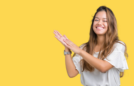 年轻美丽的黑发商务女性,在孤独的背景下鼓掌,快乐和快乐,微笑,自豪的