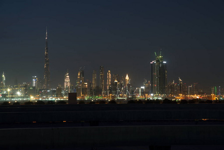 迪拜天际线夜间从阿尔梅丹地区，迪拜市中心和商务湾地区