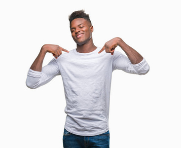 年轻的非洲裔美国人,在孤立的背景下,脸上充满自信,用手指指着自己