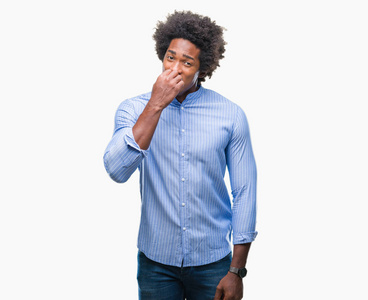 美国黑人男子在孤立的背景看起来压力和紧张，双手咬嘴指甲。焦虑问题。