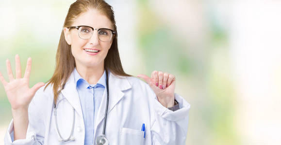 中年成熟的医生女人穿着医用外套，在孤立的背景下，用手指6号，微笑着自信和快乐。