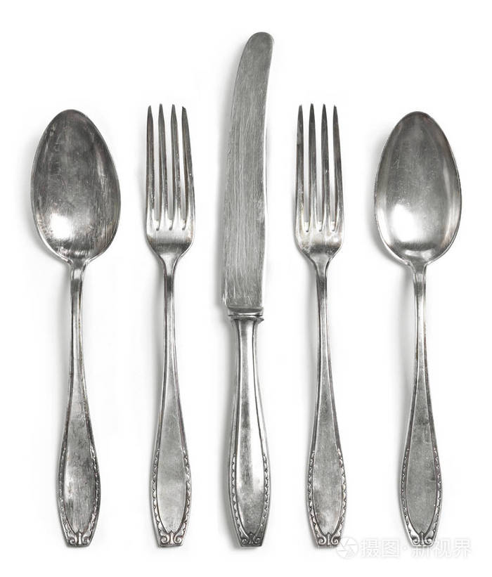老式餐具银器。 白色背景上孤立的旧银色餐具。 台面刀叉和勺子与装饰细节。