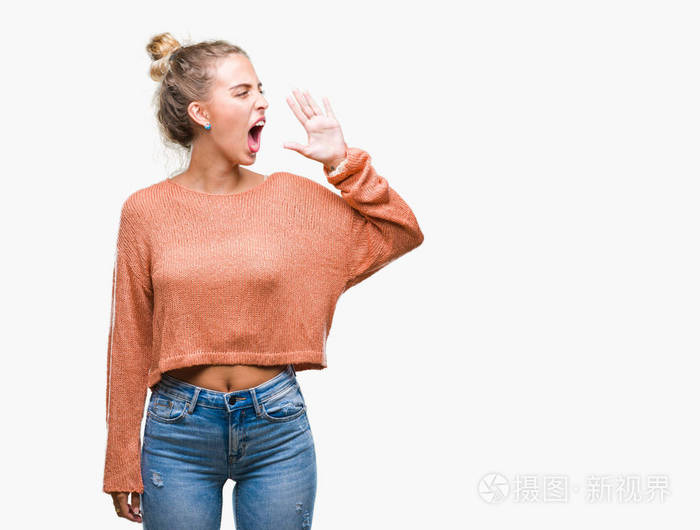 美丽的年轻金发女人在孤立的背景上大声喊叫大声尖叫手在嘴上交流概念