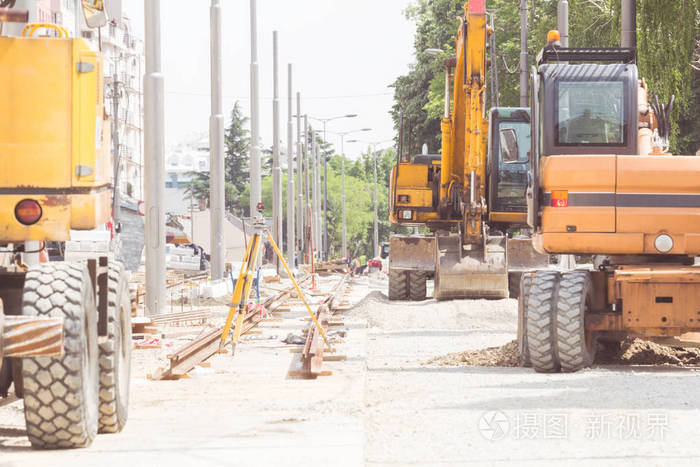 重型公共建筑工地，有挖掘机和推土机。