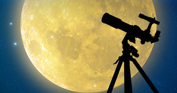 满月和星星的望远镜的轮廓。 我的天文学工作。