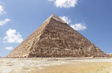 哈弗勒金字塔或切弗伦金字塔是古埃及吉萨金字塔中第二高第二大的金字塔，也是第四王朝法老哈弗勒的陵墓