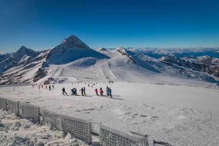 蒂罗尔州安托克斯冰川奥地利滑雪区全景，附带滑雪者