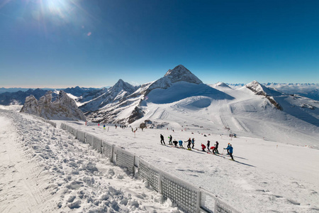 蒂罗尔州安托克斯冰川奥地利滑雪区全景，附带滑雪者